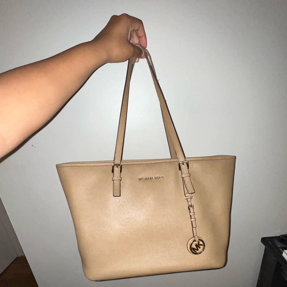 Micheal Kors tote bag! Medium